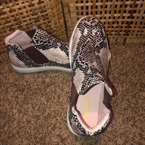 NWOT Fake Snake skin ankle bootie